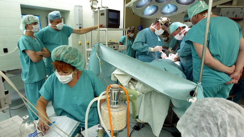 lekári pri operácii, veľa ľudí v sále, ilustračné foto